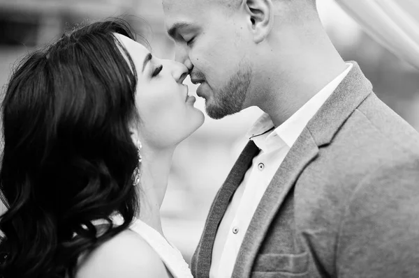 Junge modische schöne geküsste Paar gegen Dekor Bogen auf verheiratet — Stockfoto