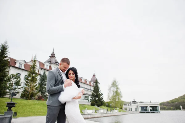 Joven pareja encantadora de moda en el aniversario de boda y marri — Foto de Stock