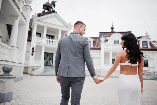 Joven pareja encantadora de moda en el aniversario de boda y marri — Foto de Stock