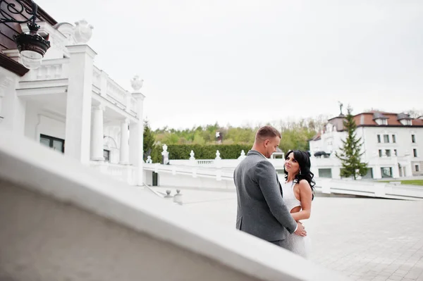 Casal encantador na moda jovem em aniversário de casamento e marri — Fotografia de Stock