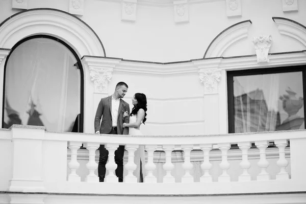 Jonge modieuze mooie paar op de trouwdag en marri — Stockfoto