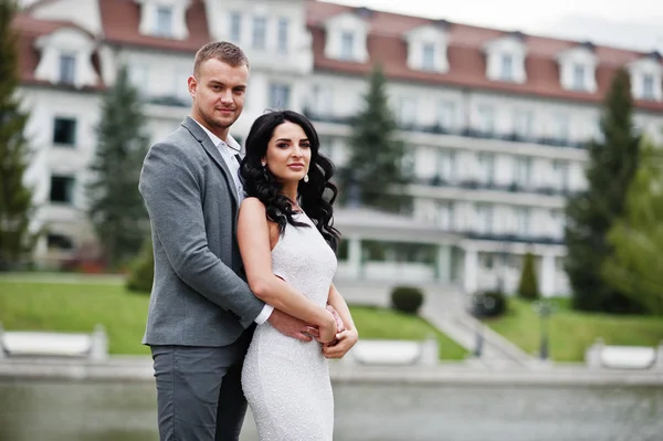 Joven pareja encantadora de moda en el aniversario de boda y marri — Foto de Stock