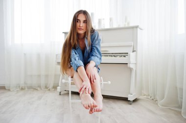 Genç ihale seksi esmer kız iç çamaşırı ve kot gömlek pos
