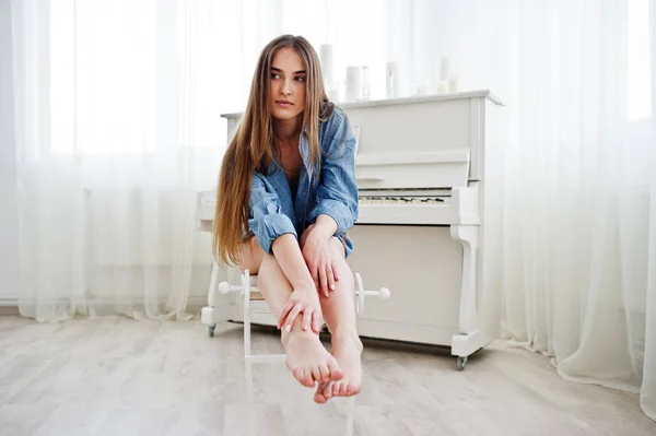 Inschrijving sexy brunette meisje in ondergoed en denim overhemd pos — Stockfoto