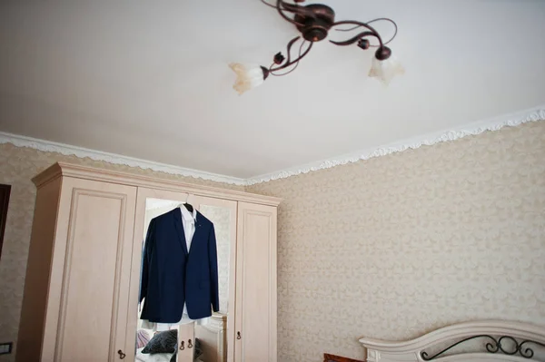 Blå bröllop kostym på galgar för brudgummen på rummet. — Stockfoto