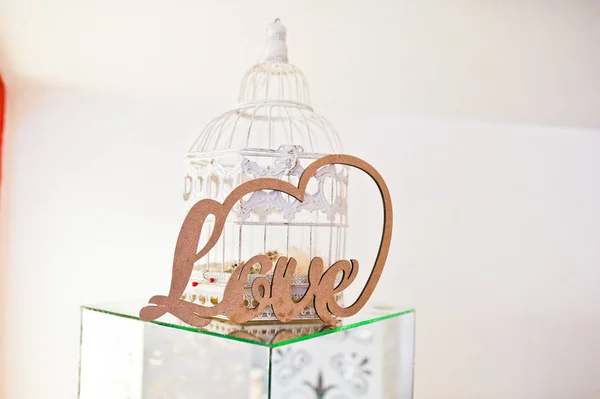Drewniane list miłość w lustro kostki i biały wystrój klatki na weddin — Zdjęcie stockowe