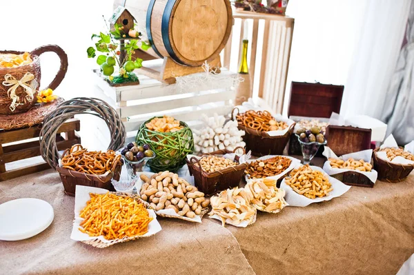 Mesa de catering de recepção de casamento com diferentes snaks . — Fotografia de Stock