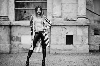 Siyah ve beyaz çizgili takım elbise ceket bakışla moda kadın,