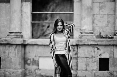 Siyah ve beyaz çizgili takım elbise ceket bakışla moda kadın,