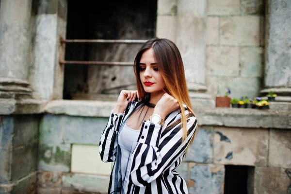 Look de mujer de moda con chaqueta de traje a rayas en blanco y negro , — Foto de Stock