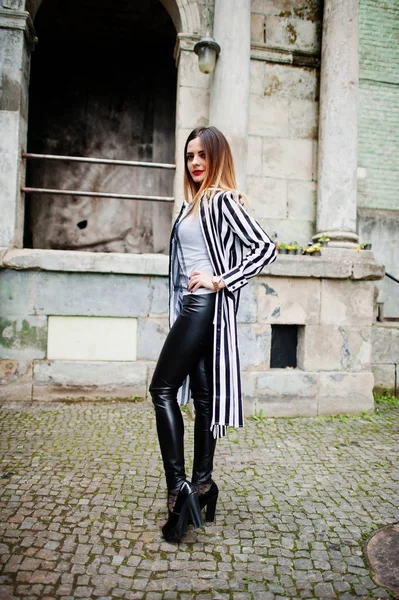Look femme à la mode avec veste costume rayé noir et blanc , — Photo