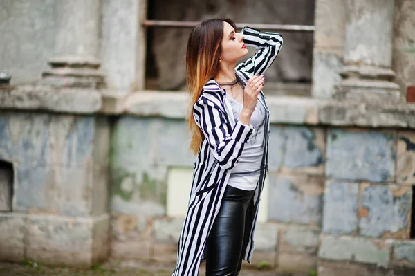 时尚女人搭配黑色和白色的条纹的西装外套, — 图库照片