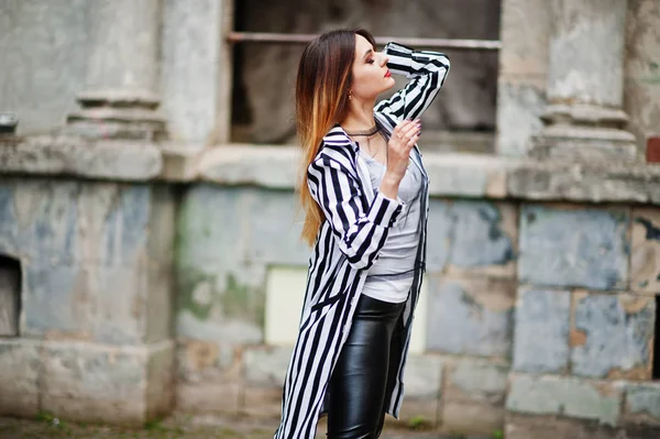 Look femme à la mode avec veste costume rayé noir et blanc , — Photo