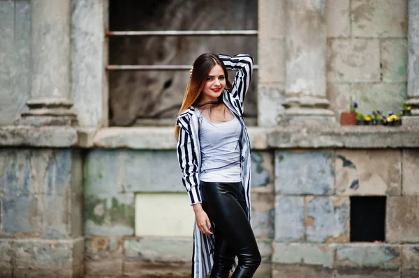 Fashionabla kvinna look med svart och vit randig kavaj, — Stockfoto