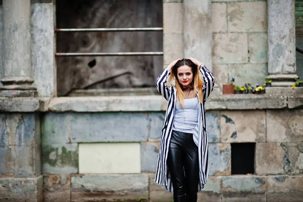 Mulher na moda olhar com jaqueta de terno listrado preto e branco , — Fotografia de Stock