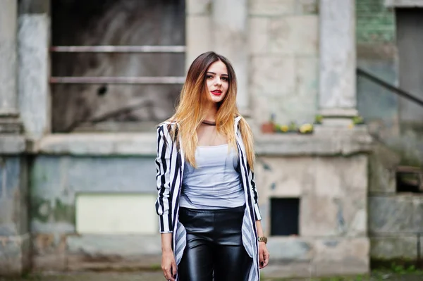 Look de mujer de moda con chaqueta de traje a rayas en blanco y negro , —  Fotos de Stock