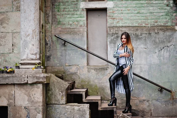 Look de mujer de moda con chaqueta de traje a rayas en blanco y negro , — Foto de Stock