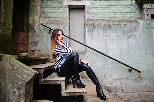 Look de mujer de moda con chaqueta de traje a rayas en blanco y negro , —  Fotos de Stock
