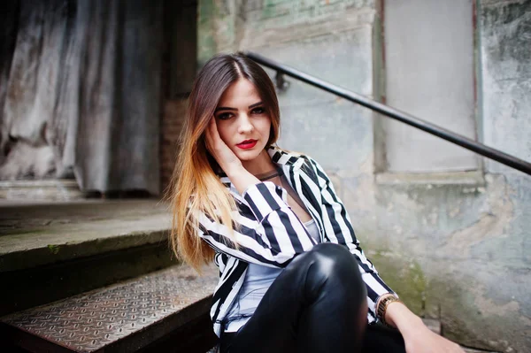 Look de mujer de moda con chaqueta de traje a rayas en blanco y negro , — Foto de Stock