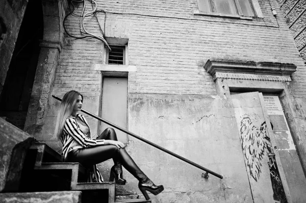 Divatos nő meg a fekete-fehér csíkos öltöny zakó, — Stock Fotó