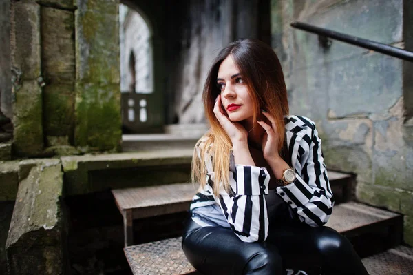 Mulher na moda olhar com jaqueta de terno listrado preto e branco , — Fotografia de Stock