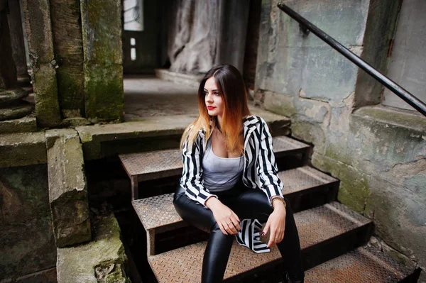 Look de mujer de moda con chaqueta de traje a rayas en blanco y negro , —  Fotos de Stock