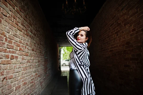 Costas de mulher na moda olham com terno listrado preto e branco — Fotografia de Stock