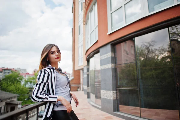 Модная женщина в черно-белом полосатом пиджаке , — стоковое фото