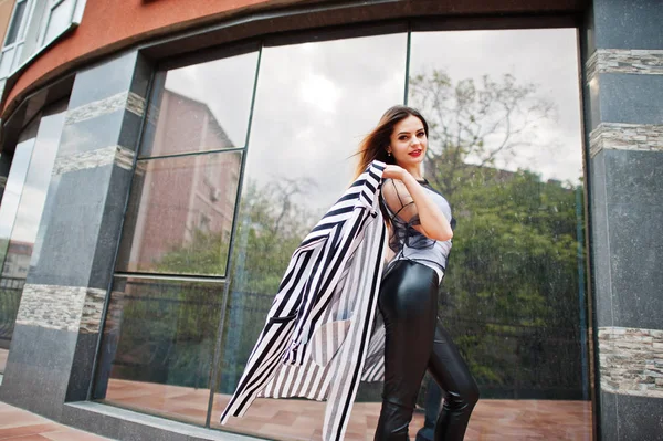 Look de mujer de moda con chaqueta de traje a rayas en blanco y negro , —  Fotos de Stock