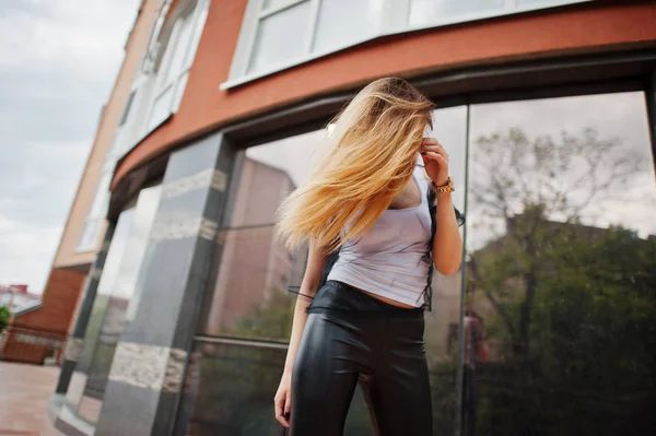 La mujer a la moda mira la camisa blanca, la ropa negra transparente — Foto de Stock