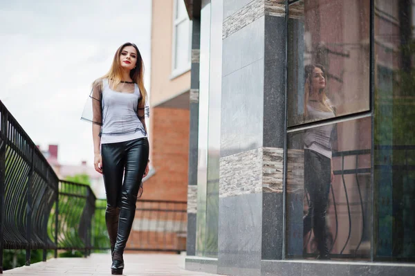 Mulher na moda olha para camisa branca, roupa transparente preta — Fotografia de Stock