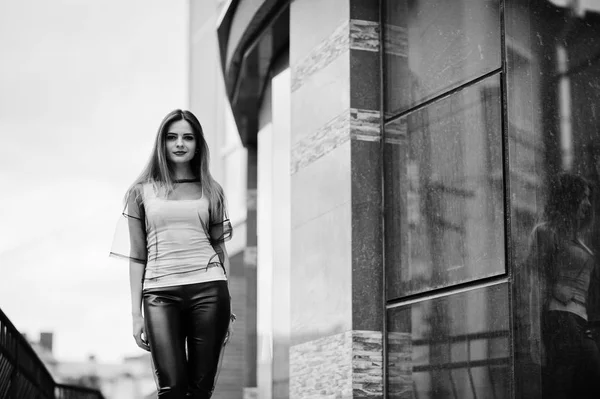 Модная женщина смотрит на белую рубашку, черную прозрачную одежду — стоковое фото