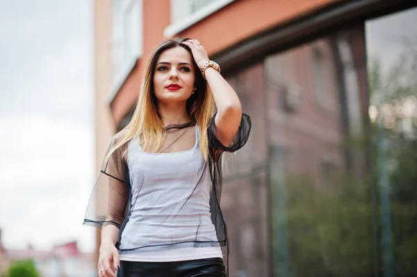 Femme à la mode regarder chemise blanche, vêtements transparents noirs — Photo