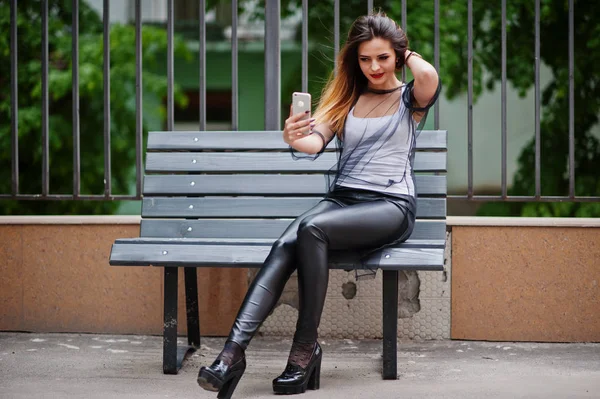 Modische Frau sieht weißes Hemd, schwarze transparente Kleidung — Stockfoto