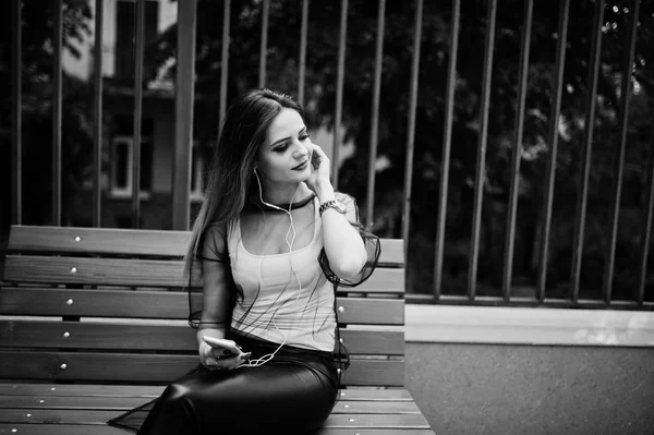 Femme à la mode regarder chemise blanche, vêtements transparents noirs — Photo