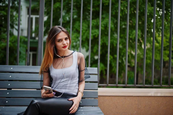 La mujer a la moda mira la camisa blanca, la ropa negra transparente — Foto de Stock