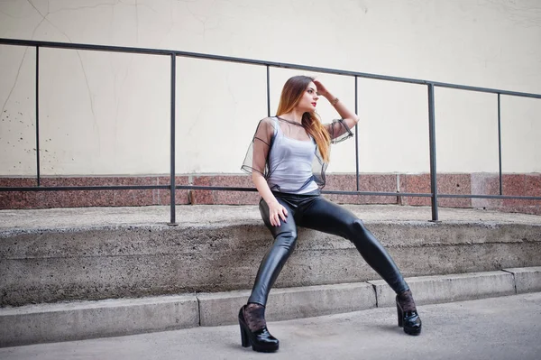 Femme à la mode regarder chemise blanche, vêtements transparents noirs — Photo