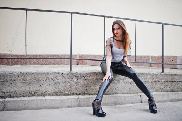 La mujer a la moda mira la camisa blanca, la ropa negra transparente —  Fotos de Stock