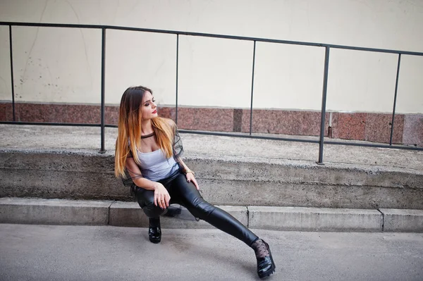 Femme à la mode regarder chemise blanche, vêtements transparents noirs — Photo