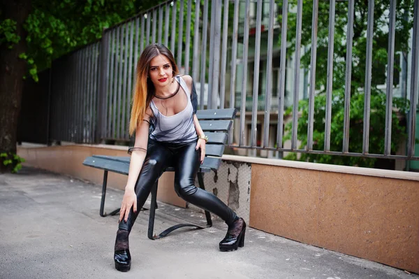 La mujer a la moda mira la camisa blanca, la ropa negra transparente — Foto de Stock