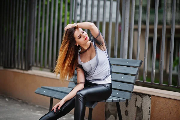 La mujer a la moda mira la camisa blanca, la ropa negra transparente — Foto de Stock