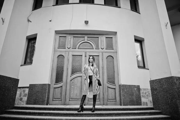 A mulher na moda olha para a camisa branca, roupa transparente preta, calças de couro, posando na rua contra grandes janelas do edifício. Conceito de menina da moda . — Fotografia de Stock