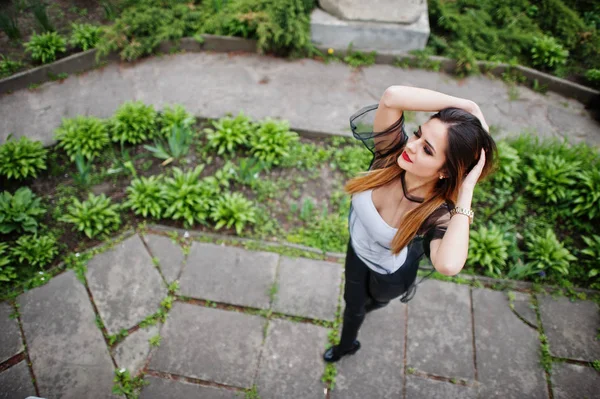 Vista superior de la mujer de moda mira camisa blanca, negro trans — Foto de Stock