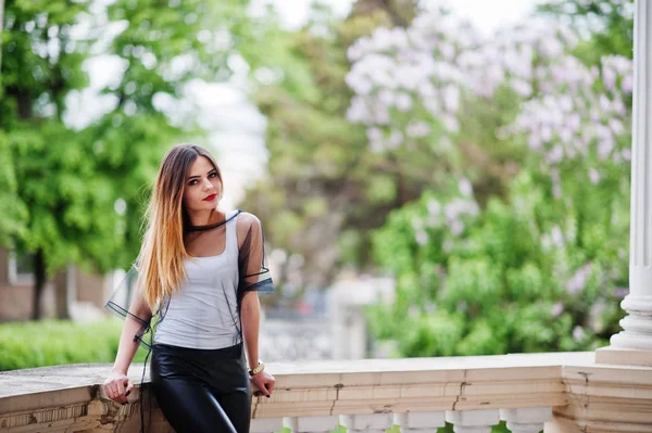 Модная женщина смотрит на белую рубашку, черную прозрачную одежду — стоковое фото
