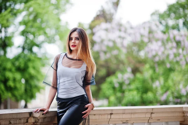 Fashionabla kvinnan ser på vit skjorta, svarta genomskinliga kläder — Stockfoto