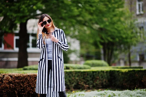 Divatos nő meg a fekete-fehér csíkos öltöny zakó, — Stock Fotó