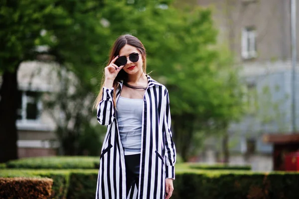 Модна жінка виглядає з чорно-білою смугастою курткою , — стокове фото
