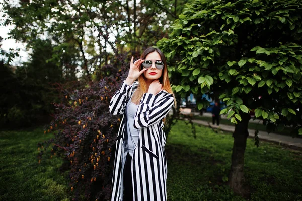 Mulher na moda olhar com jaqueta de terno listrado preto e branco , — Fotografia de Stock