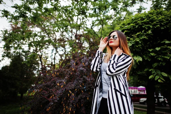 Mulher na moda olhar com jaqueta de terno listrado preto e branco , — Fotografia de Stock