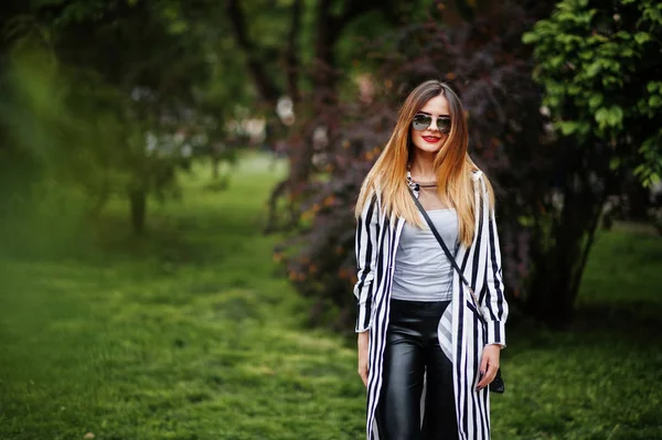 Look femme à la mode avec veste costume rayé noir et blanc , — Photo